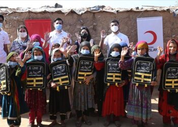 الهلال الأحمر التركي يرسل مستلزمات مدرسية لطلاب أفغان في باكستان