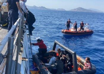 إنقاذ 4 مهاجرين دفعتهم اليونان إلى المياه التركية