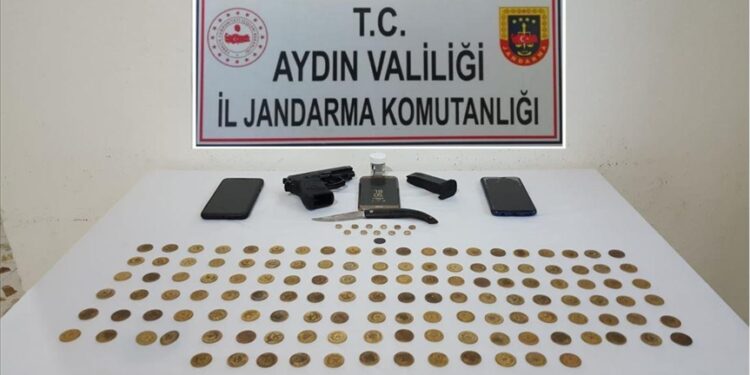 ضبط 144 عملة أثرية خلال محاولة تهريبها غربي تركيا