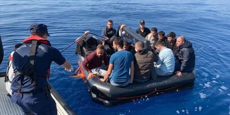 إنقاذ 221 مهاجرا دفعتهم اليونان إلى المياه التركية