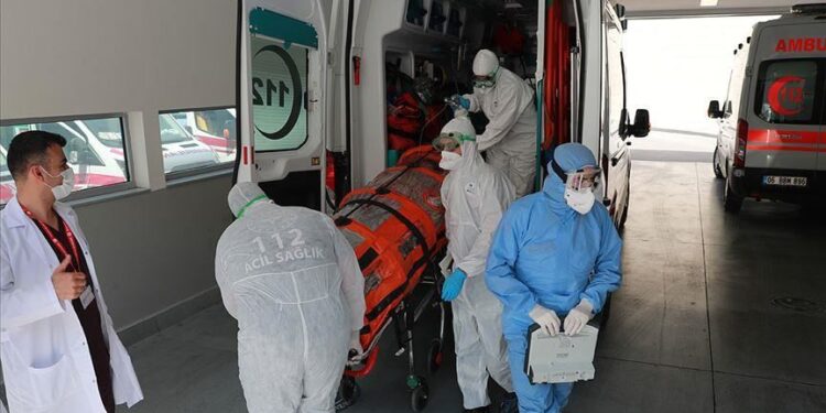 خبراء أجانب يشيدون بخدمات الطوارئ التركية خلال كورونا