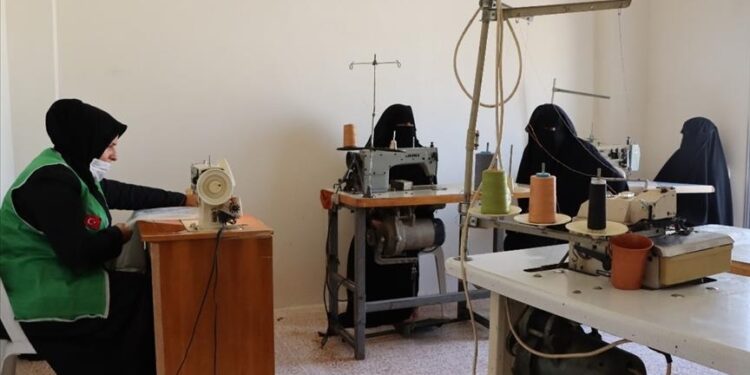 “الإغاثة التركية” تنشئ ورشة خياطة لأمهات بعفرين السورية