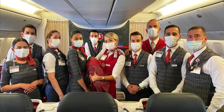 ولادة طفل مغربي أثناء رحلة الخطوط التركية إلى شيكاغو