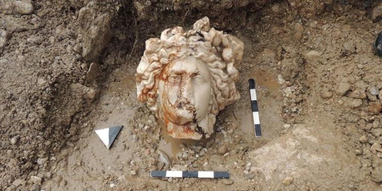 تركيا.. العثور على رأسي تمثالي “إلهي الحب والنبيذ”