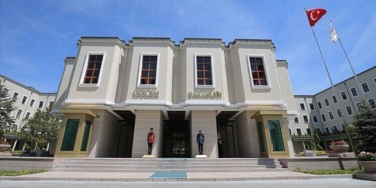 تركيا.. 3 إرهابيين يسلمون أنفسهم لقوات الأمن