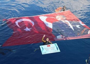 التركية “أرجومان” تحطم الرقم القياسي العالمي في الغوص الحر