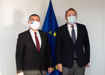 تركيا تبحث ملف العضوية مع مفوض الاتحاد الأوروبي