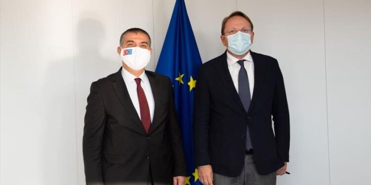 تركيا تبحث ملف العضوية مع مفوض الاتحاد الأوروبي