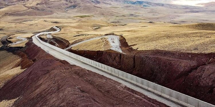 تركيا تستكمل بناء جدران أمنية في 34 بالمئة من حدودها