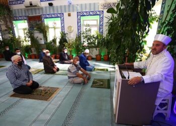 حب النباتات يدفع إمام لتحويل مسجده إلى حديقة