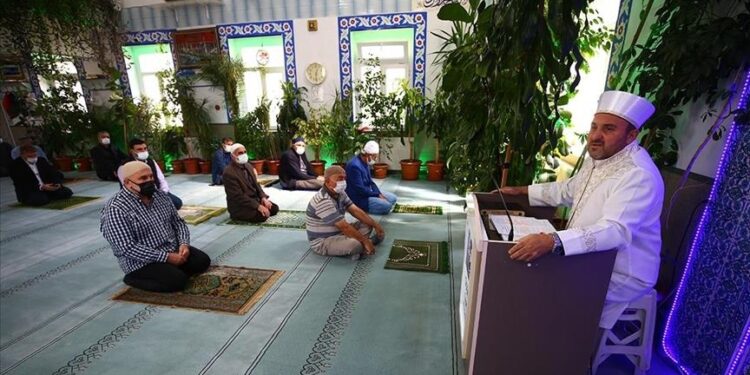 حب النباتات يدفع إمام لتحويل مسجده إلى حديقة