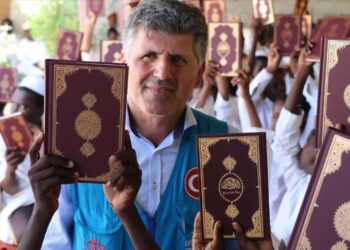 “الديانة التركي” يوزع 3 آلاف نسخة قرآن في تشاد