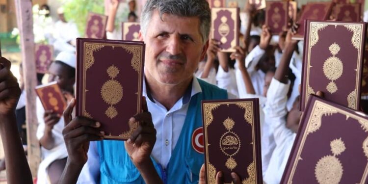 “الديانة التركي” يوزع 3 آلاف نسخة قرآن في تشاد