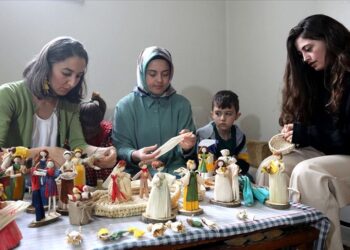 سيدات تركيّات يحوّلن قشور الذرة إلى حُلي للزينة