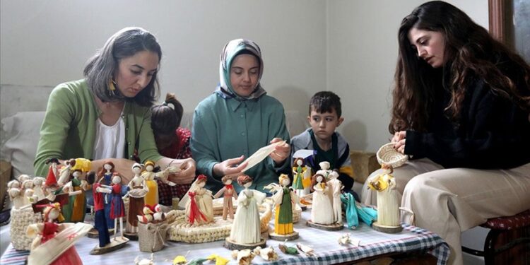 سيدات تركيّات يحوّلن قشور الذرة إلى حُلي للزينة