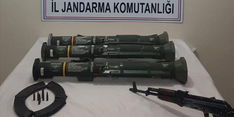 بينها مضادات دروع.. ضبط أسلحة وذخائر لـ”بي كا كا” جنوب شرقي تركيا