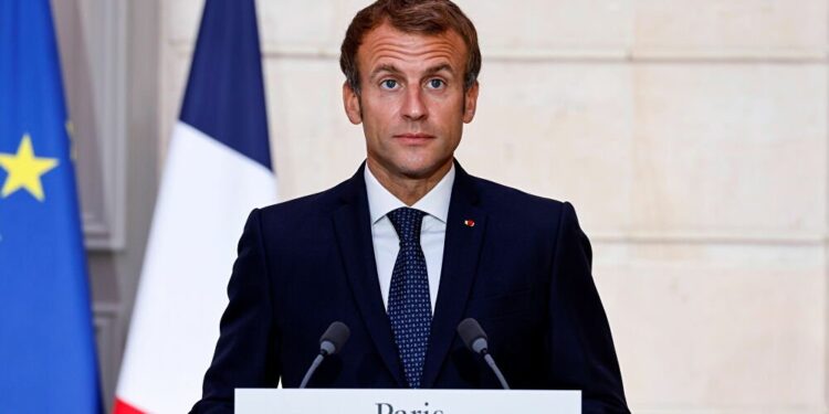 ماكرون يدعي قيام تركيا وروسيا بزعزعة الاستقرار في ليبيا