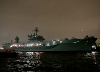 سفينة حربية أمريكية ترسو في ميناء بإسطنبول