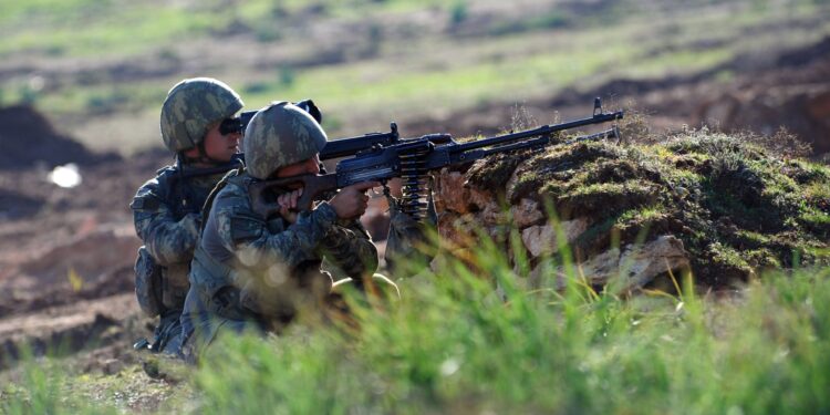 تركيا.. تدمير 6 مخابئ لإرهابيين شرقي البلاد