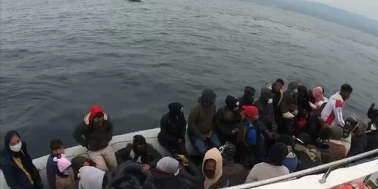 خفر السواحل التركي ينقذ 40 مهاجرا أعادتهم اليونان