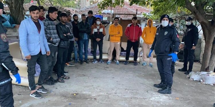 ضبط 16 مهاجرا غربي تركيا