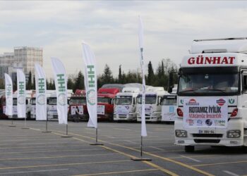 “الإغاثة التركية” تهدف لإرسال 1500 شاحنة مساعدات إلى سوريا