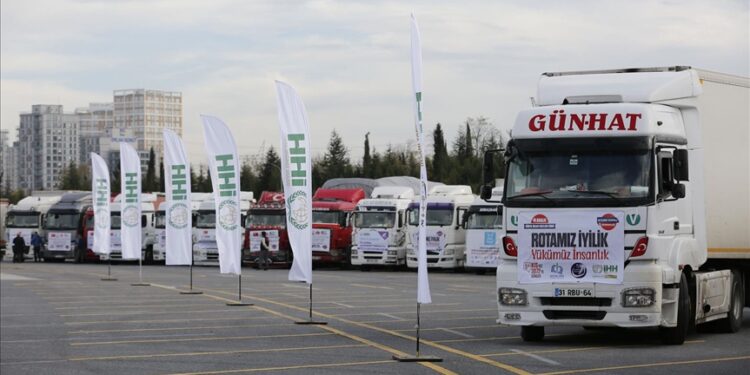 “الإغاثة التركية” تهدف لإرسال 1500 شاحنة مساعدات إلى سوريا