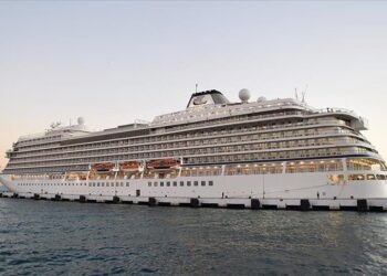 سفن سياحية عملاقة تصل “قوش أداسي” التركية
