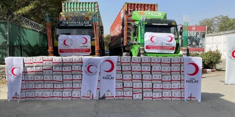 الهلال الأحمر التركي يقدم مساعدات إنسانية لـ100 أسرة في أفغانستان
