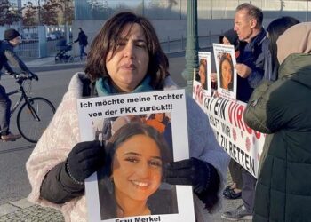 برلين.. تركية تواصل التظاهر لاسترداد ابنتها من “بي كا كا”