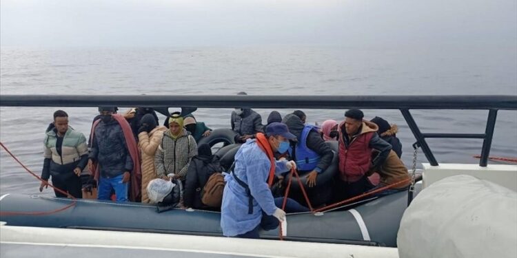 خفر السواحل التركي ينقذ 212 مهاجرا أعادتهم اليونان