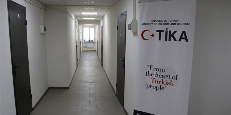 "تيكا" التركية تزود مدرسة تنزانية بمختبرات علمية