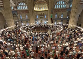 تركيا تسمح بصلاة الجماعة دون تباعد اجتماعي
