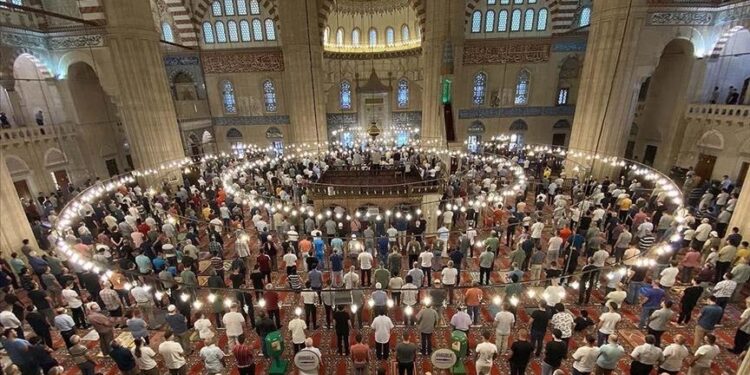 تركيا تسمح بصلاة الجماعة دون تباعد اجتماعي