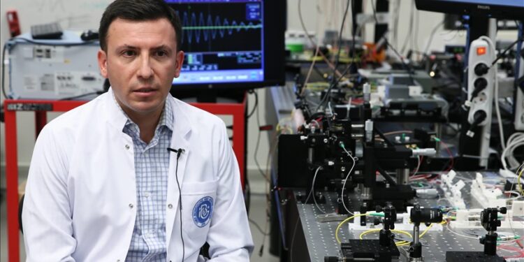 أكاديمي تركي يحصل على براءة اختراع عن جهاز لتشخيص أمراض العين