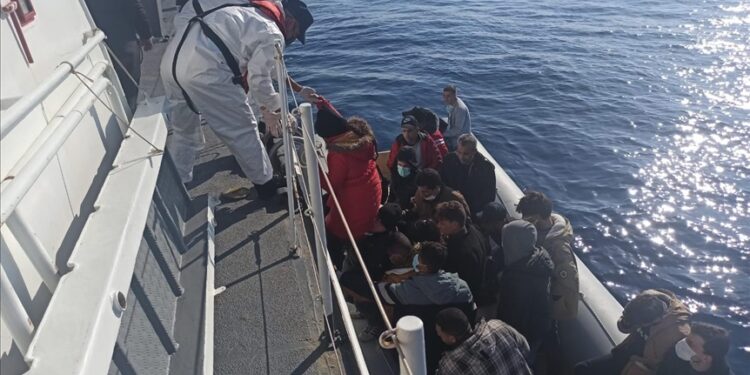 خفر السواحل التركي ينقذ 101 مهاجرا قبالة موغلا