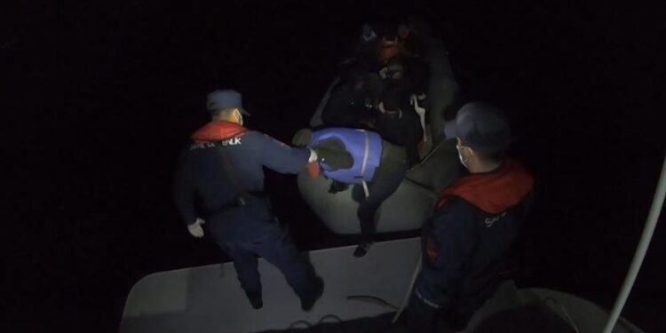 تركيا.. إنقاذ 115 مهاجرا قبالة سواحل إزمير