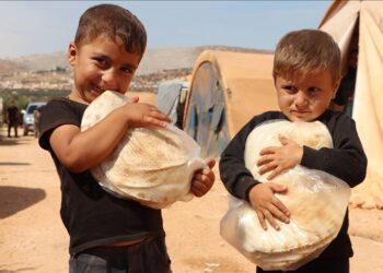 “الإغاثة” التركية توزع 300 ألف رغيف خبز يوميا في سوريا