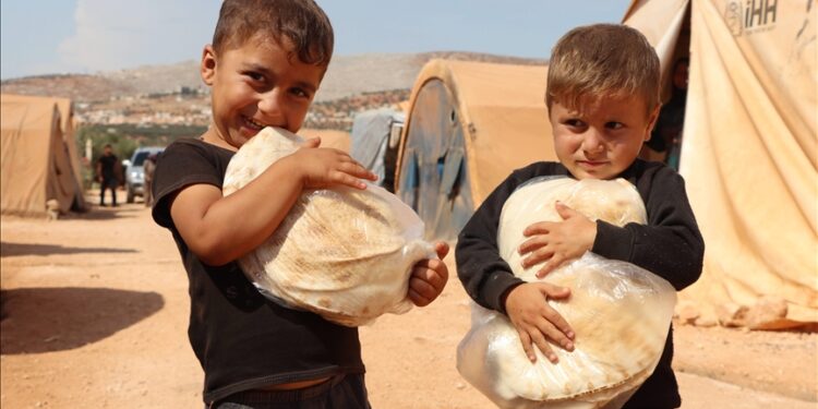“الإغاثة” التركية توزع 300 ألف رغيف خبز يوميا في سوريا