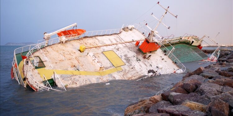 تركيا.. غرق سفينة دحرجة في إسطنبول بسبب العاصفة