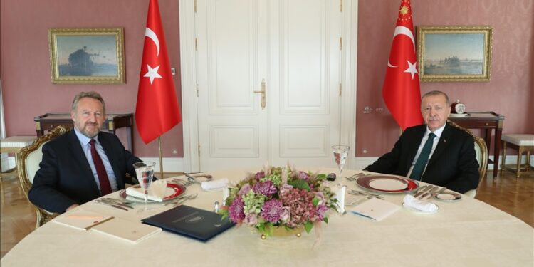 أردوغان يستقبل بكر عزت بيغوفيتش في إسطنبول