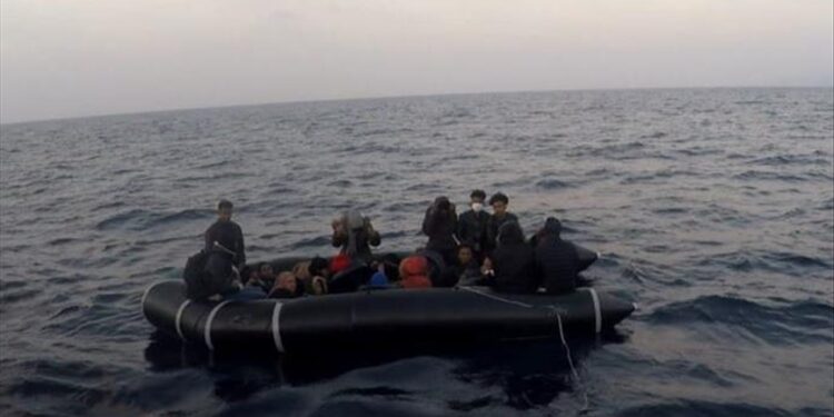تركيا.. إنقاذ 24 مهاجرا قبالة سواحل “جناق قلعة”