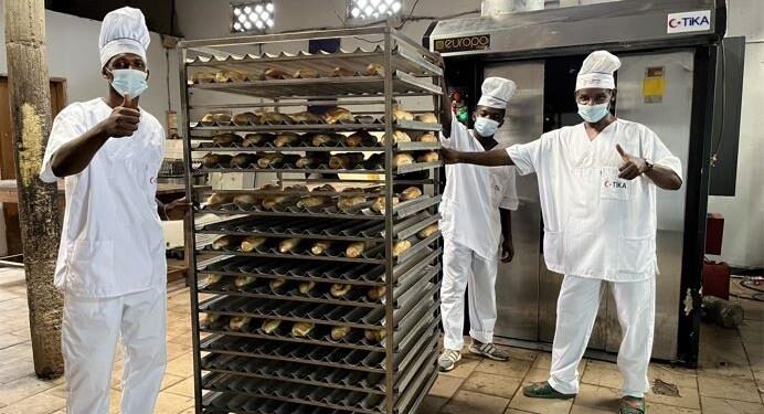 “تيكا” التركية تتبرع بمعدات لتدريب الشباب في الكاميرون