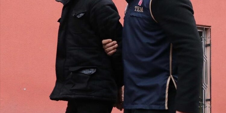 الشرطة التركية توقف أجنبيًا يشتبه بانتمائه لتنظيم “داعش”