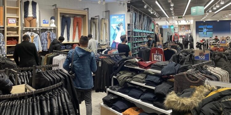 أسواق الملابس التركية تستقطب التجار والسياح