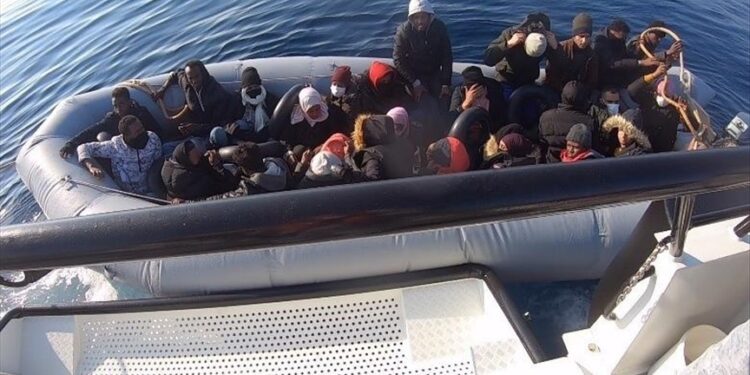 تركيا.. إنقاذ 14 مهاجرا قبالة سواحل إزمير