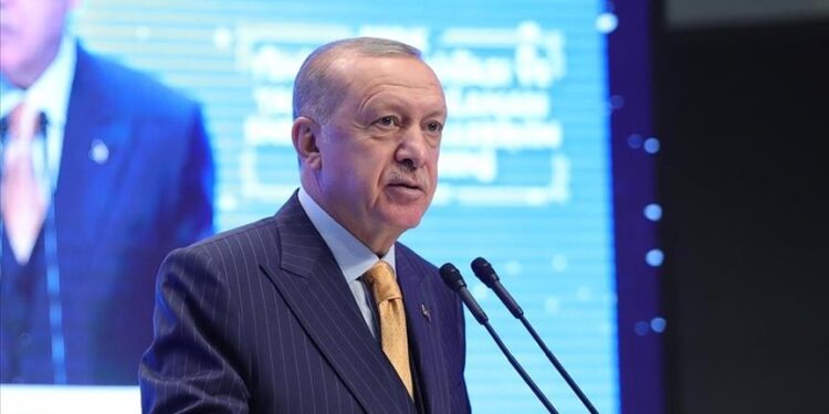 أردوغان: من يقول لا ينبغي لتركيا امتلاك الطاقة النووية، جاهل إن لم يكن خائنا”