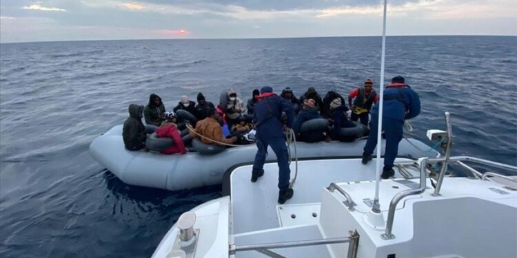 إنقاذ 256 مهاجرا غير نظامي غربي تركيا