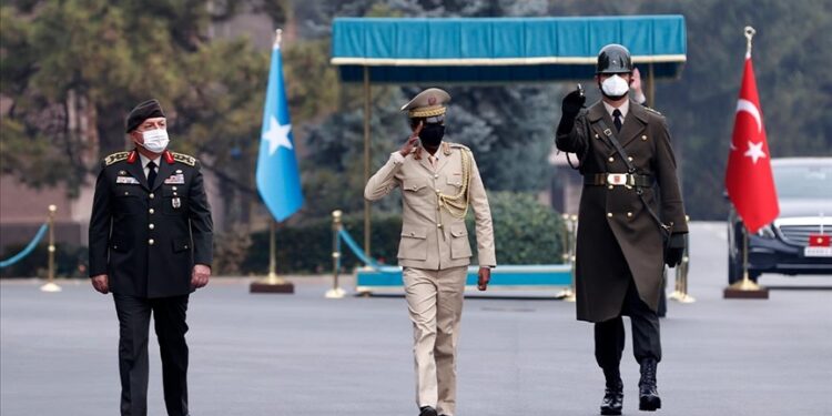 رئيس الأركان التركي يلتقي نظيره الصومالي في أنقرة