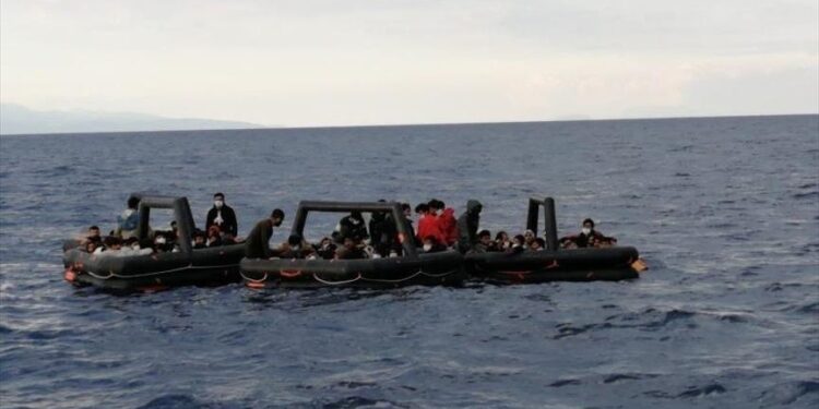 خفر السواحل التركي ينقذ 48 مهاجراً غير نظامي غربي البلاد